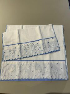 FRALDA DE OMBRO BORDADA