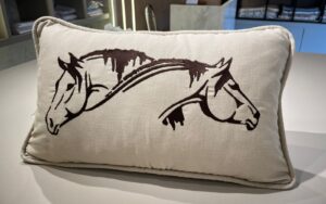 ALMOFADA BORDADA - FAZEMOS PERSONALIZADA